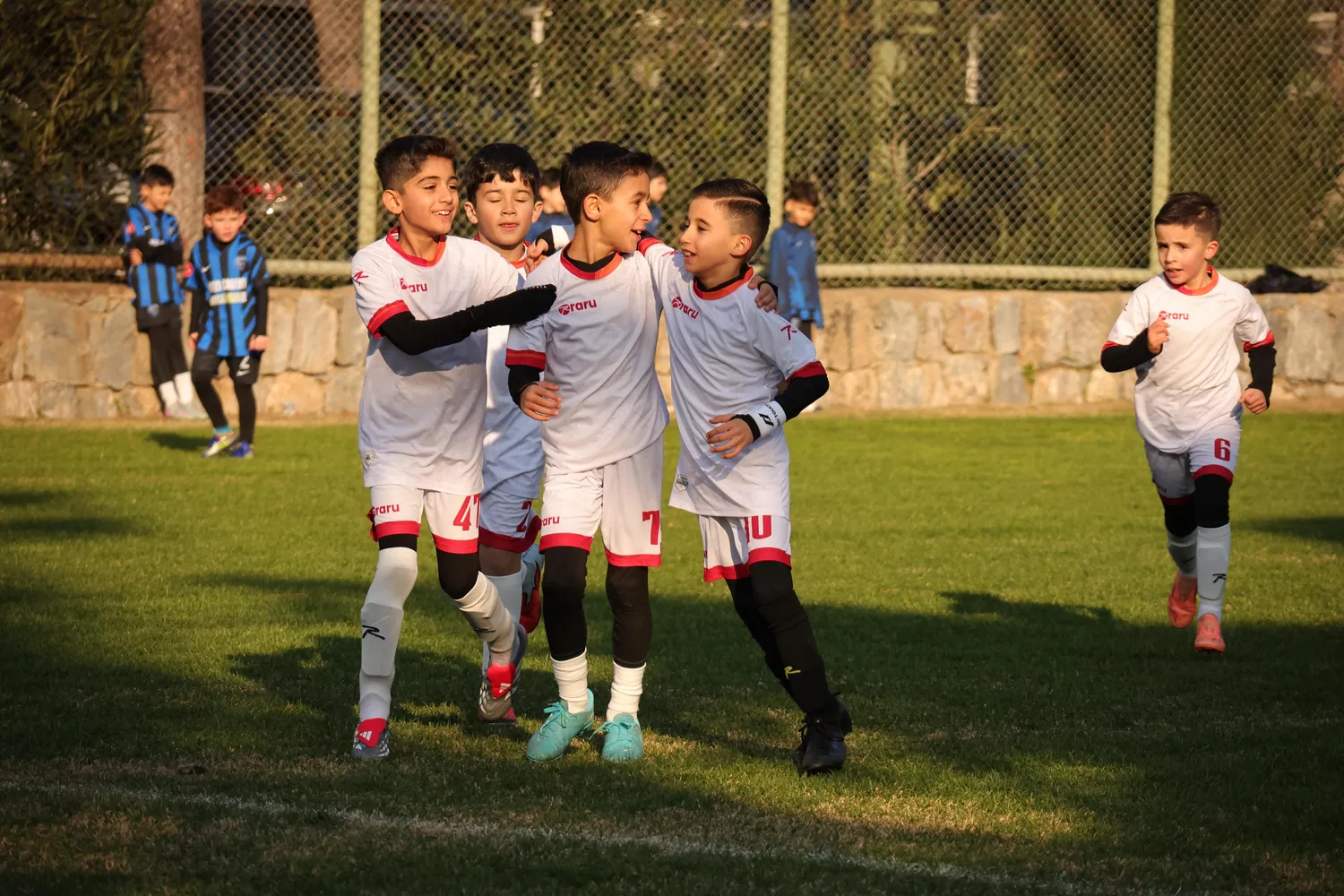 Takım ruhunu yaşayan genç futbolcular